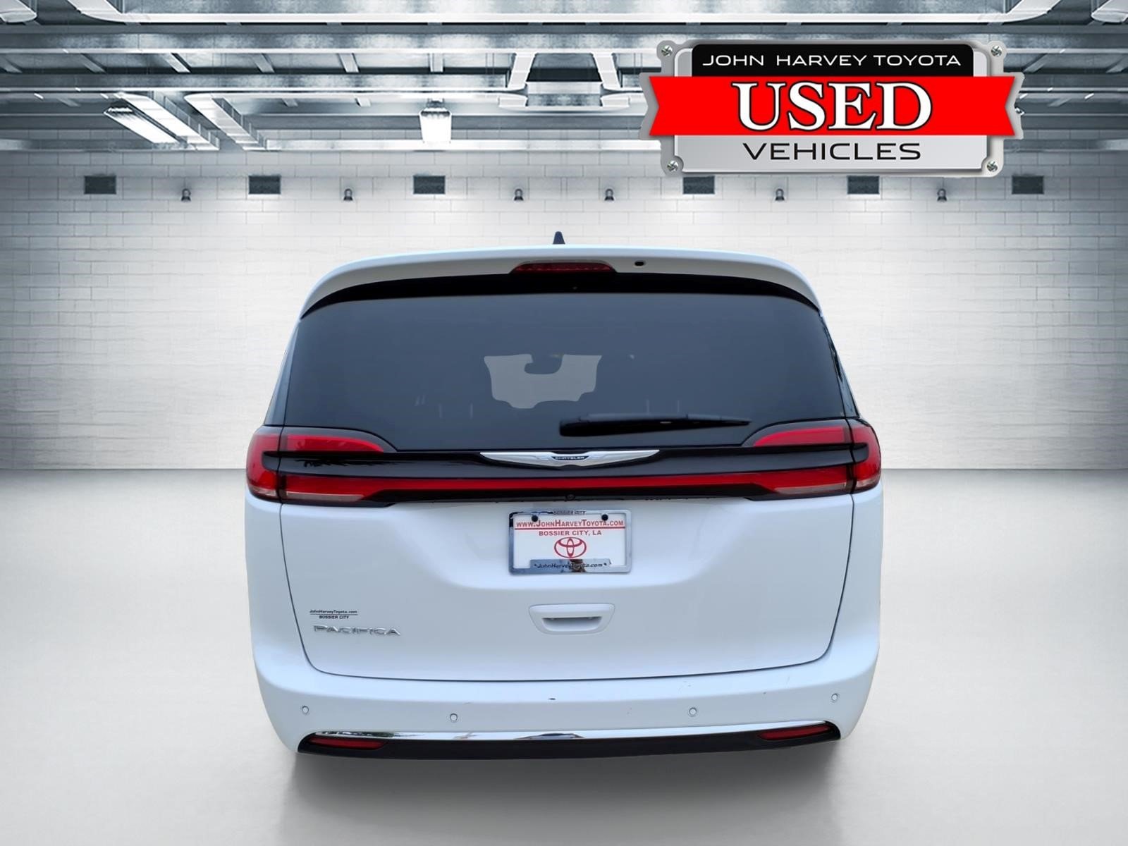 Used 2025 Bright White Clear Coat Chrysler Select image 3