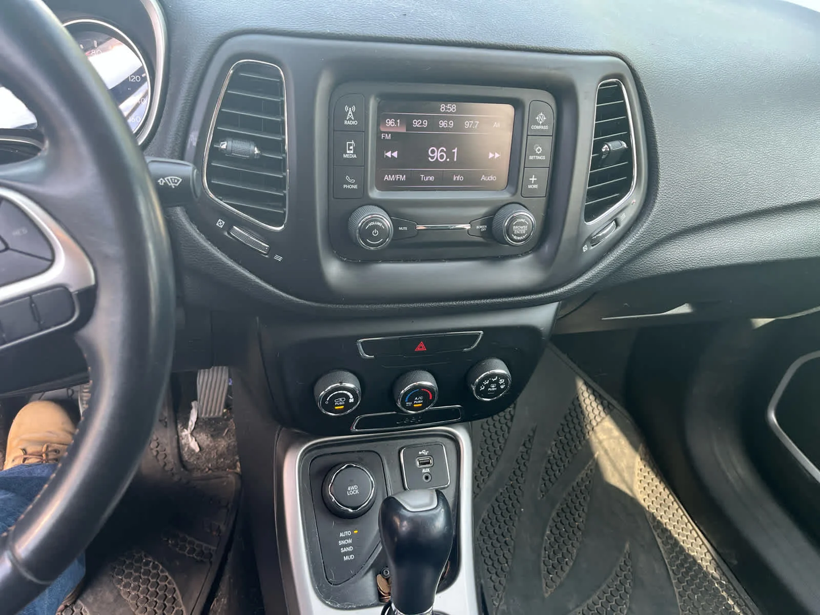 Used 2018 Billet Silver Metallic Clearcoat Jeep Latitude image 6
