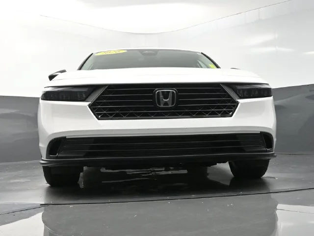 Used 2026 White Honda SE image 32