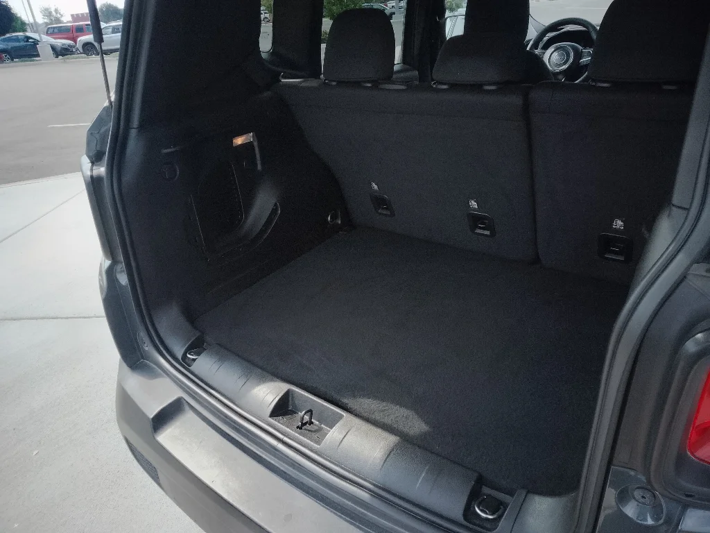 Used 2023 GRAPHITE GRAY Jeep Latitude image 12