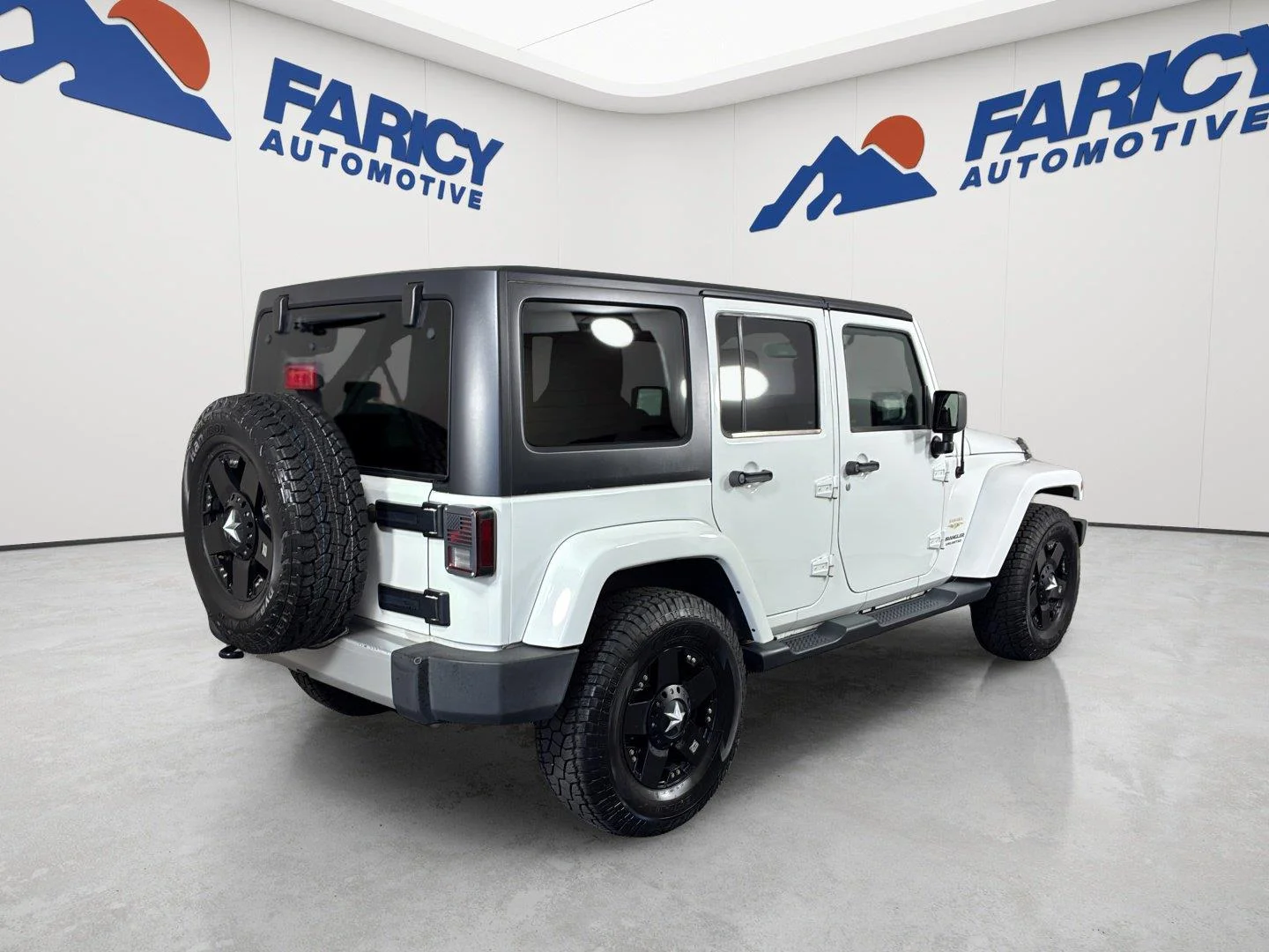 Used 2014 Bright White Clearcoat Jeep Sahara image 5