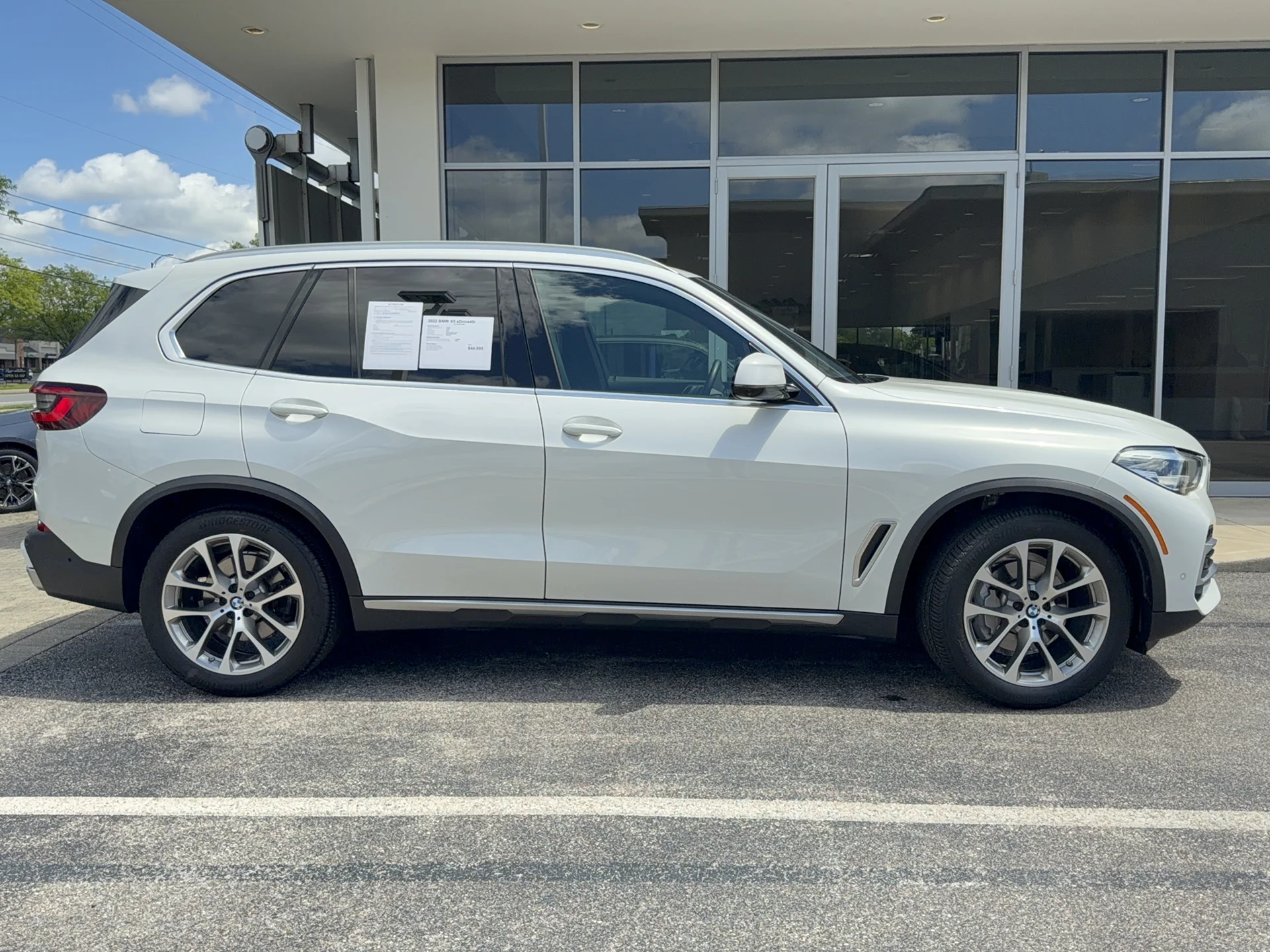 Used 2022 Mineral White Metallic BMW xDrive40i image 2
