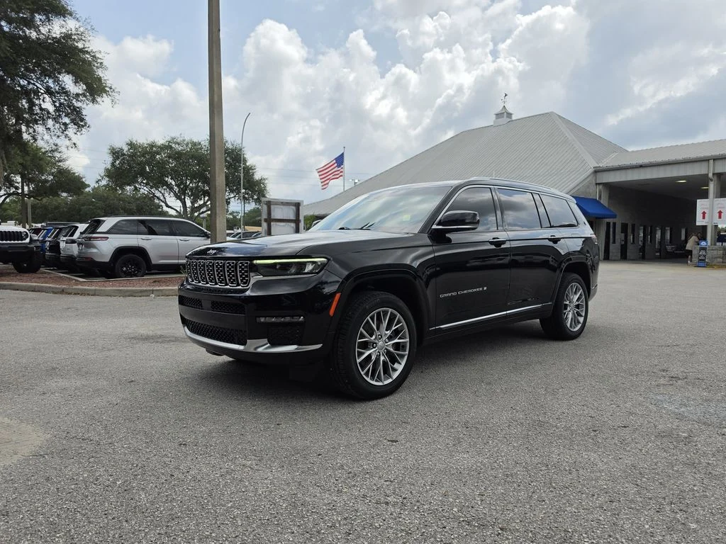 Used 2022 Diamond Black Jeep Summit image 2