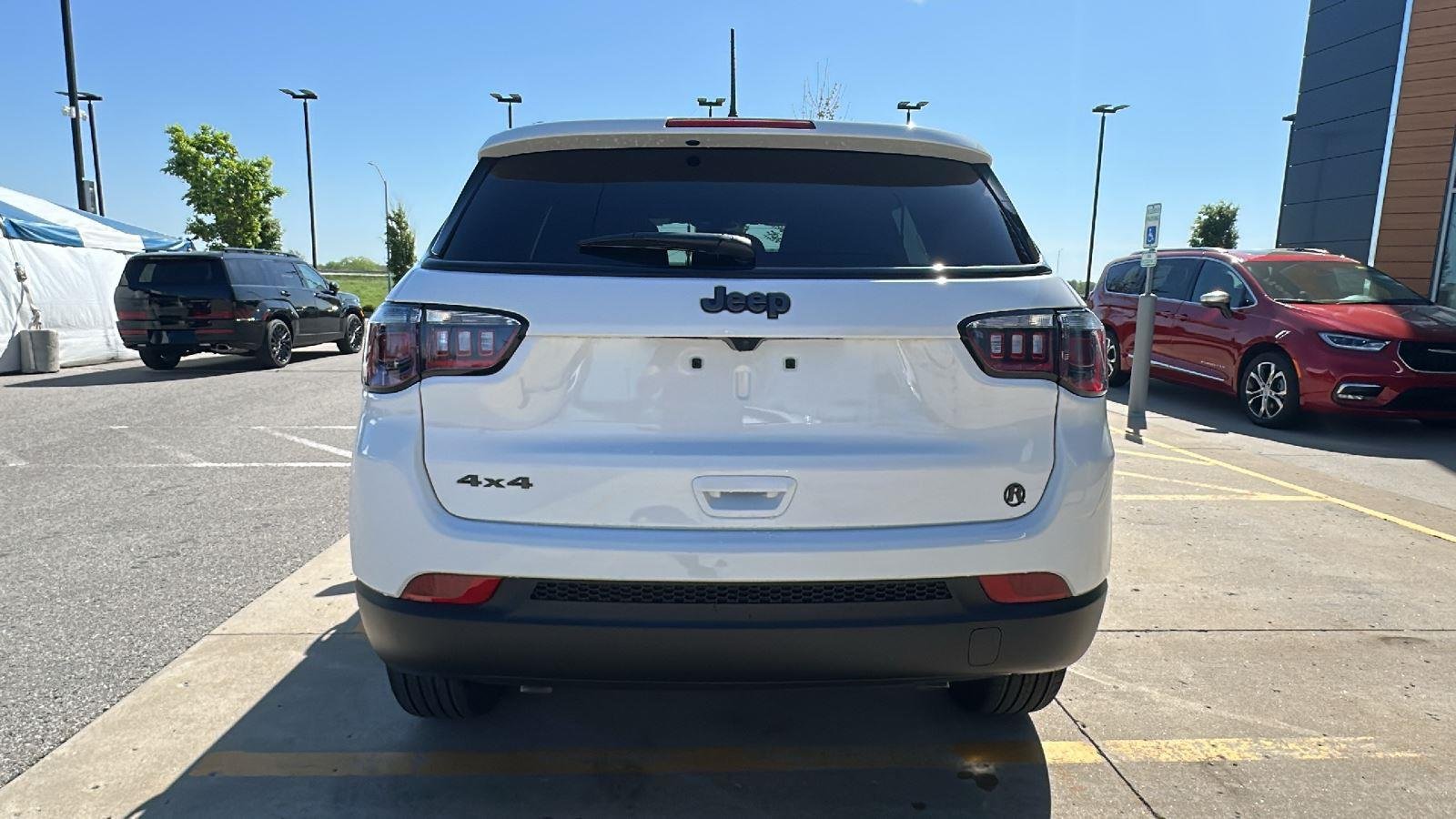 New 2026 Bright White Clear-Coat Exterior Paint Jeep Latitude Altitude image 3