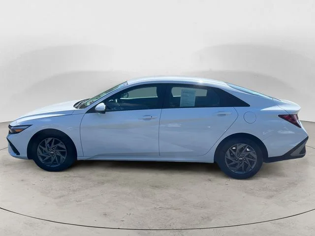 Used 2024 White Hyundai SEL image 2