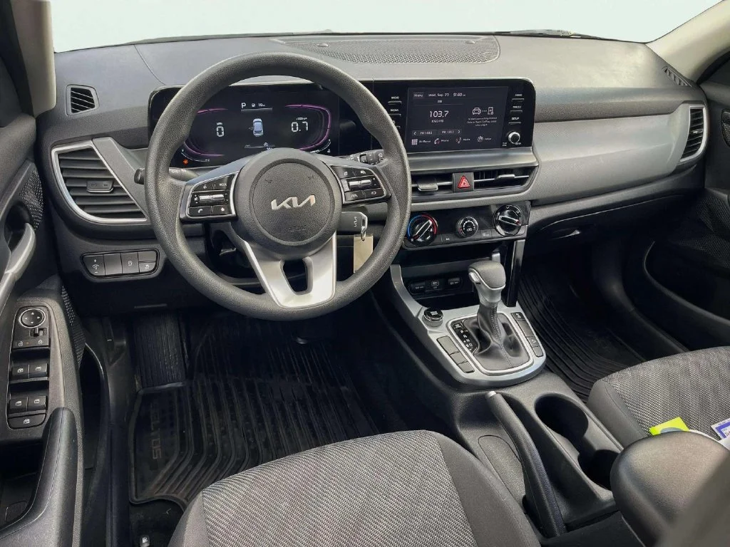 Used 2024 Snow White Pearl Kia LX image 26