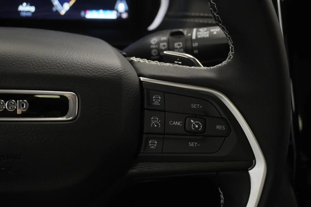 New 2026 Diamond Black Crystal Pearlcoat Jeep Laredo image 28