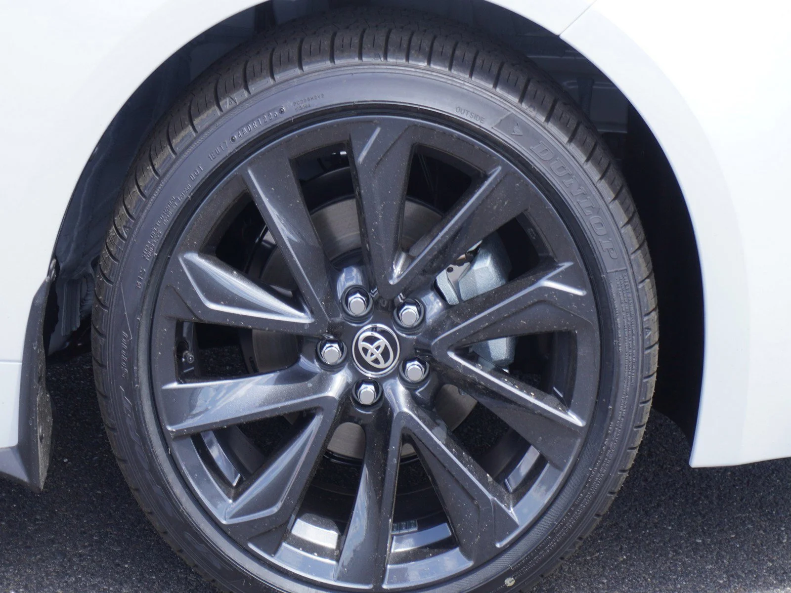 New 2026 Wind Chill Pearl/Midnight Black Metallic Toyota XSE image 5