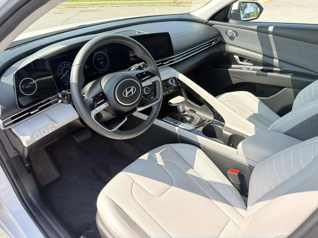 Used 2025 White Hyundai Limited image 3