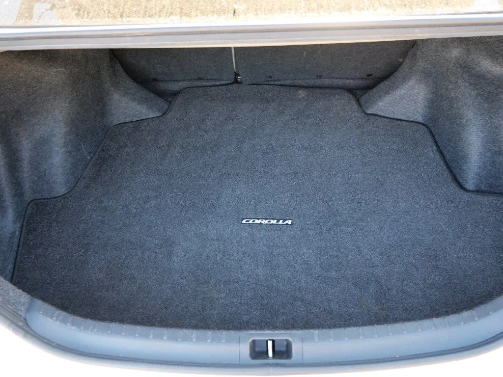 Used 2016 Silver Toyota LE image 9