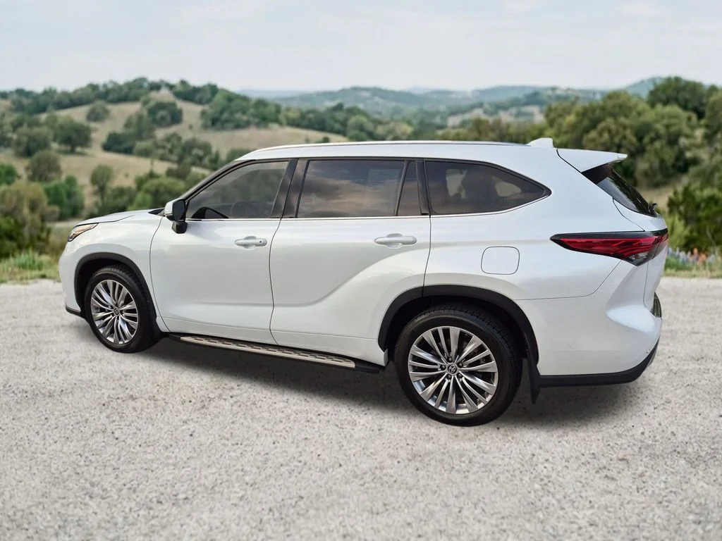 Used 2022  Toyota Platinum image 7