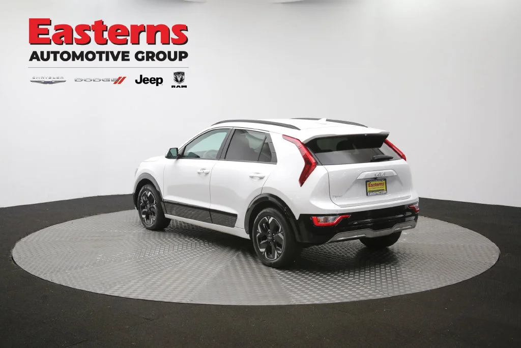 Used 2023 White Kia Wind image 59