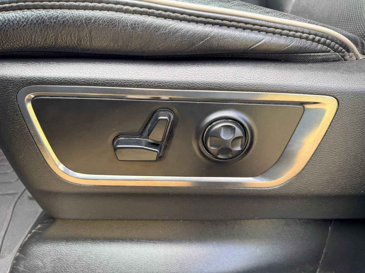 Used 2019 Silver RAM Limited 4x4 4dr Crew Cab 5.6 ft. SB Pickup image 22