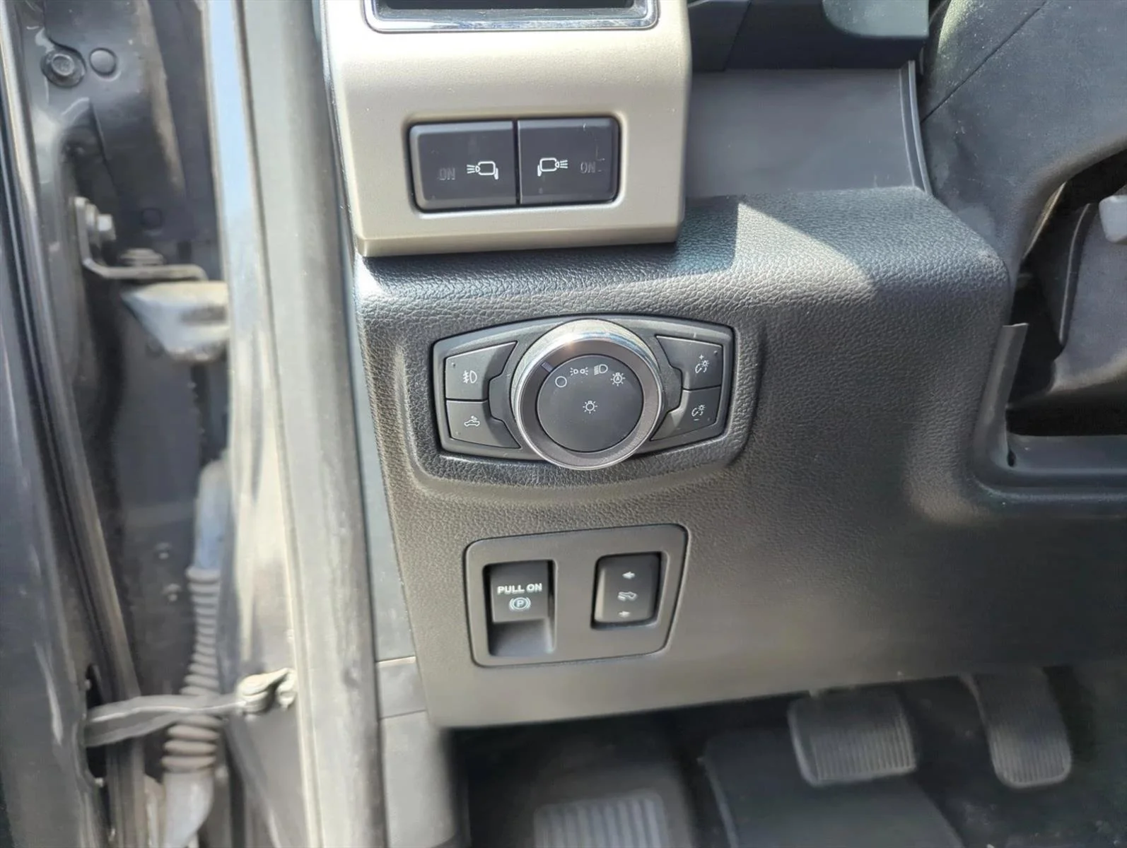 Used 2018 Magnetic Metallic Ford LARIAT image 13