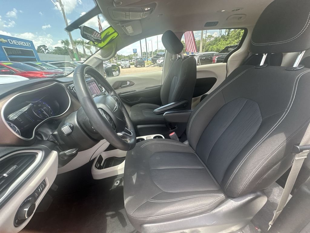 Used 2022 Black Chrysler LX image 19