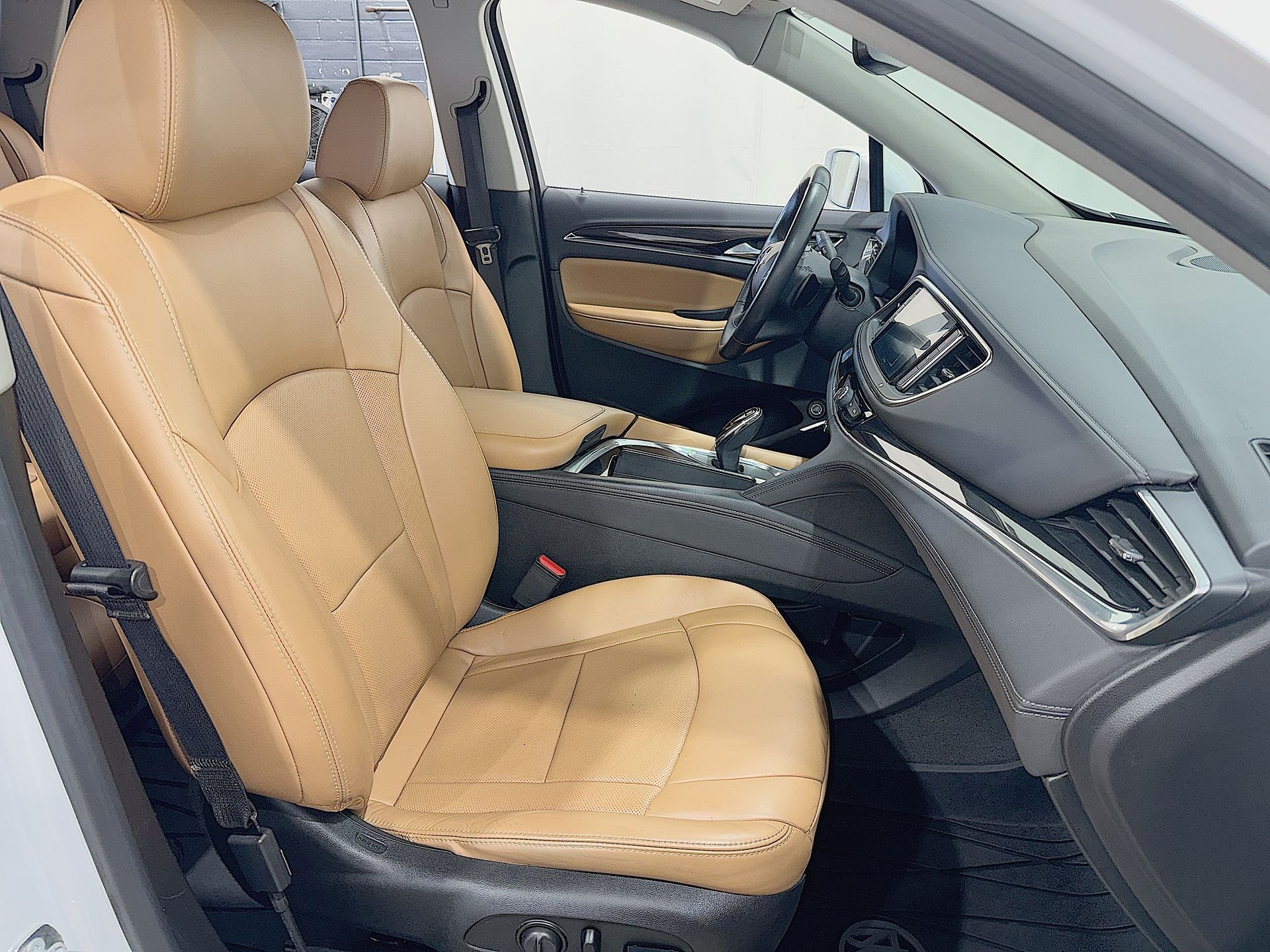 Used 2018 White Frost Tricoat Buick Essence image 26