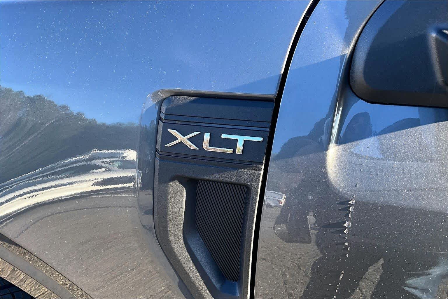 New 2026 Carbonized Gray Metallic Ford XLT image 15