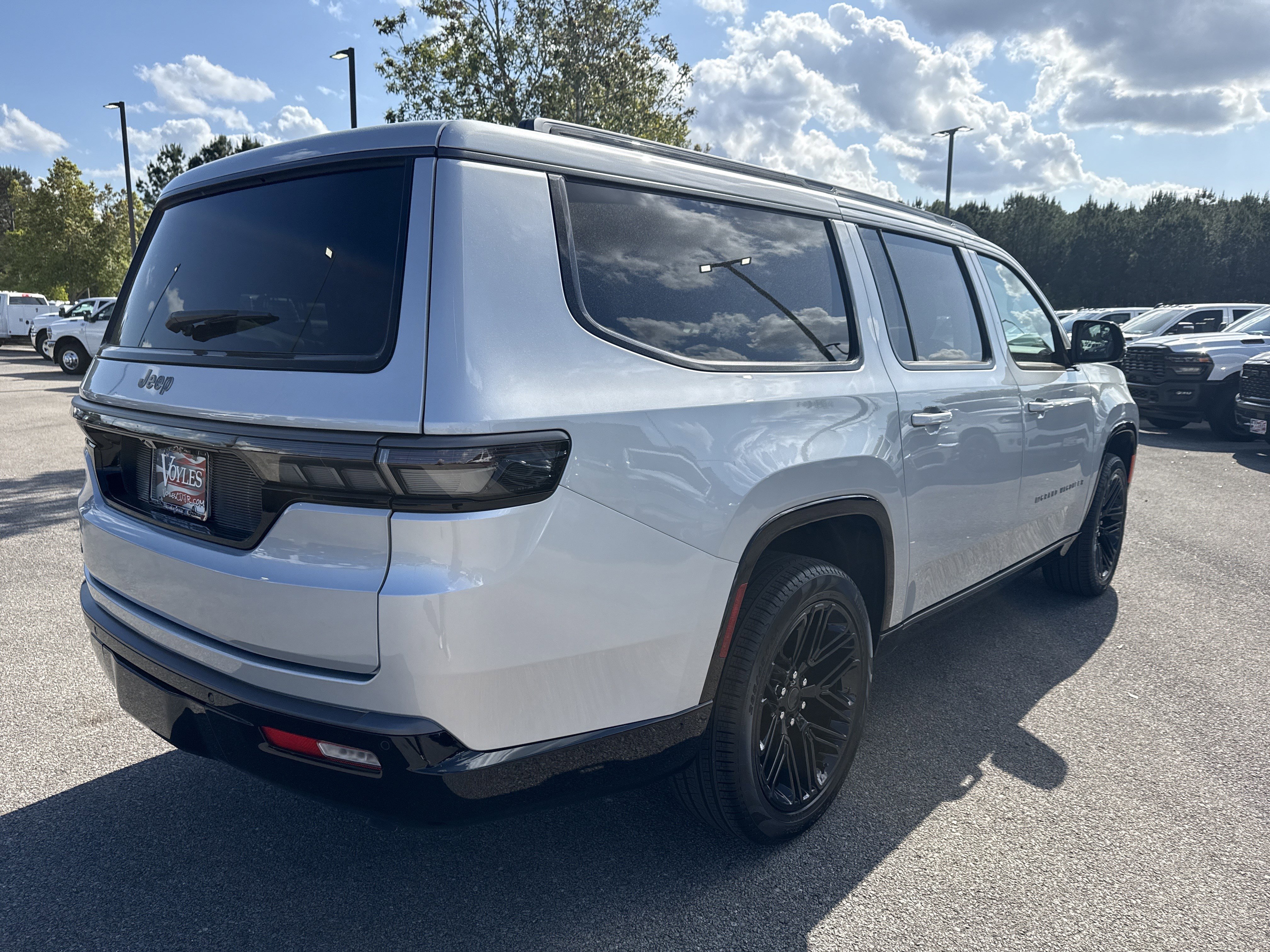 New 2026 Silver-Zynith Exterior Paint Jeep Limited Reserve image 7