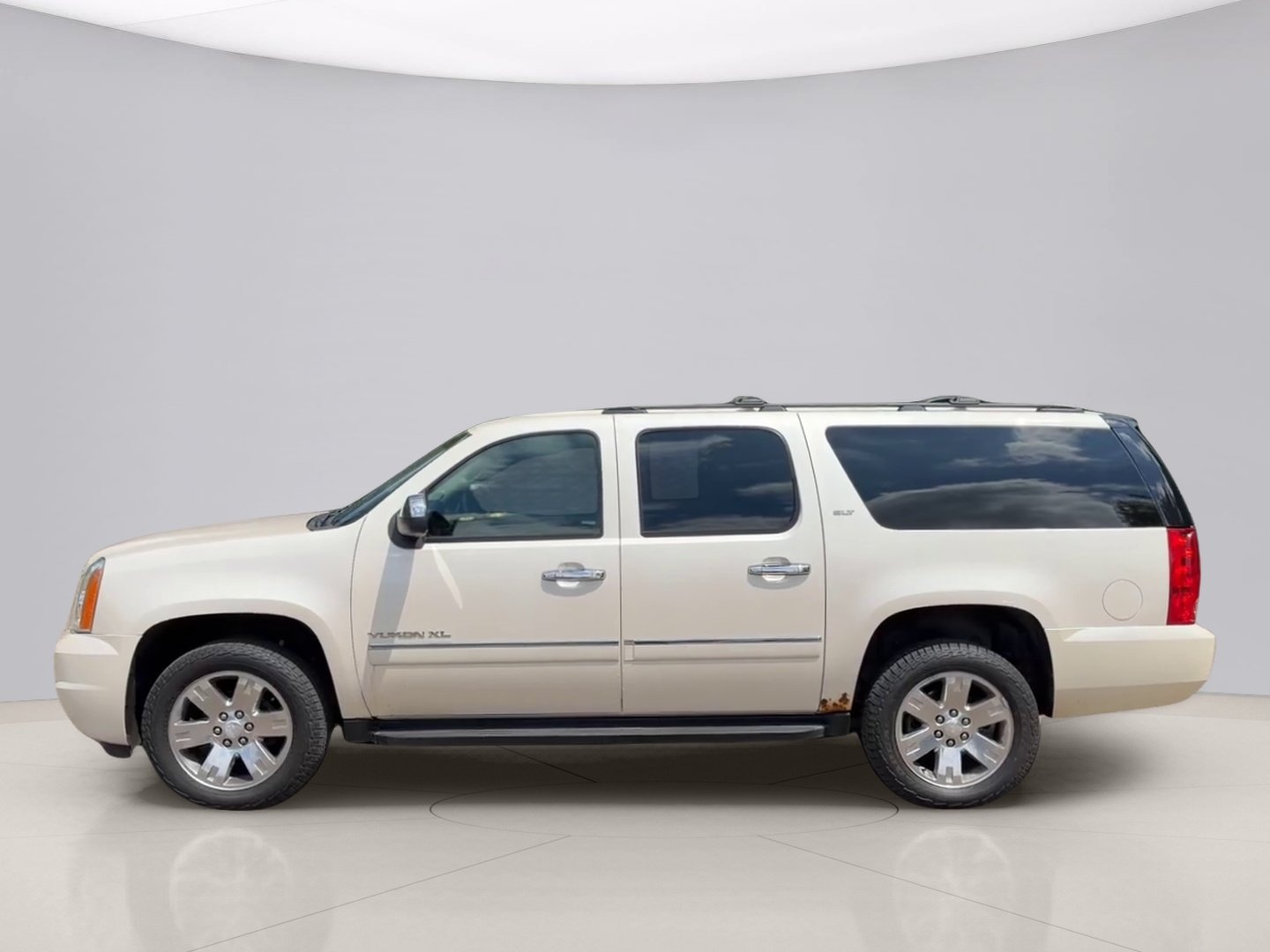 Used 2013 White Gmc  image 2