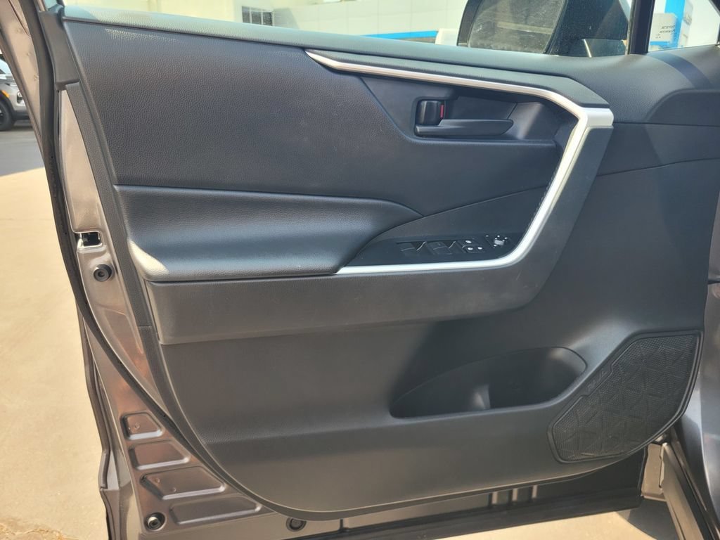 2022 Toyota RAV4 LE - Photo 20