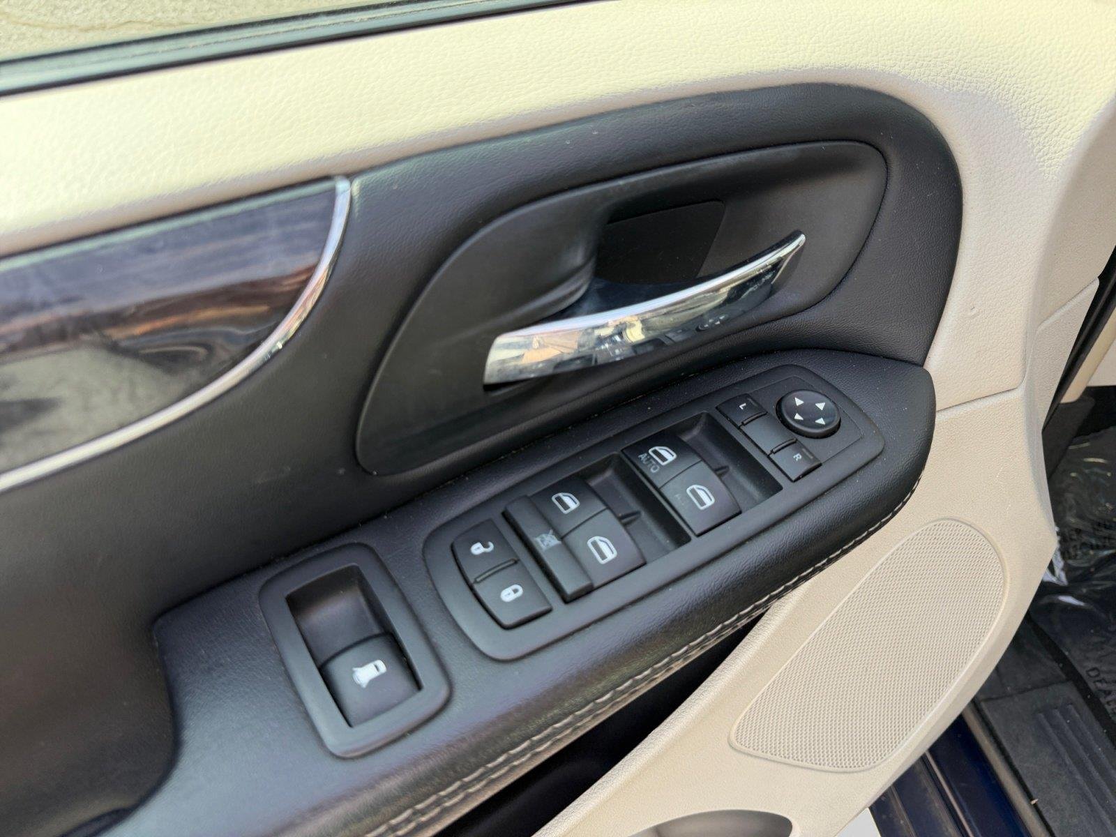 2015 Chrysler Town & Country Touring - Photo 15