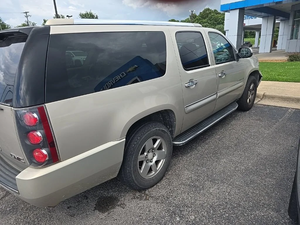 Used 2007 Gold Mist Metallic GMC DNLI image 2