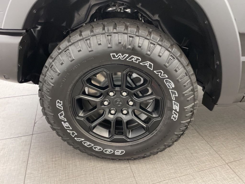 New 2026 Diamond Black Crystal Pearl-Coat Exterior Paint RAM Rebel image 10