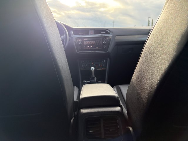 Used 2019  Volkswagen 2.0T SE image 16