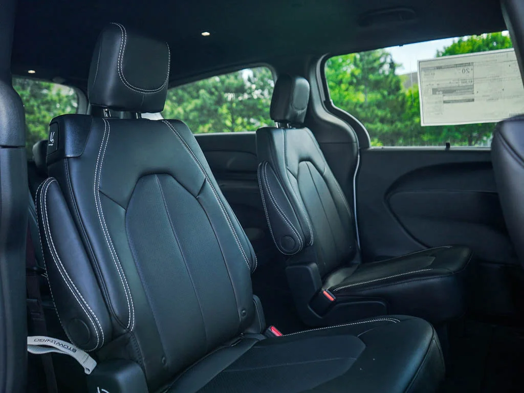 New 2027 Diamond Black Crystal Pearlcoat Chrysler Select image 12