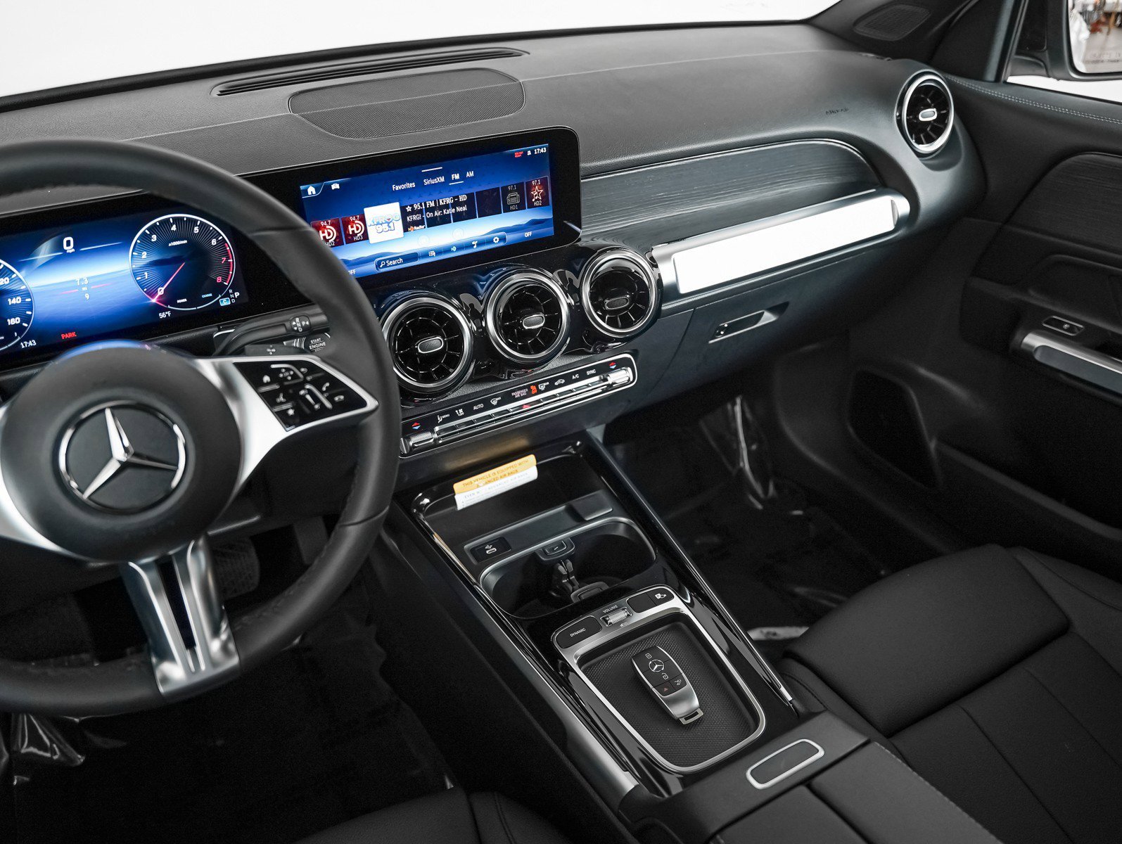 New 2026 Polar White Mercedes-Benz GLB 250 image 17