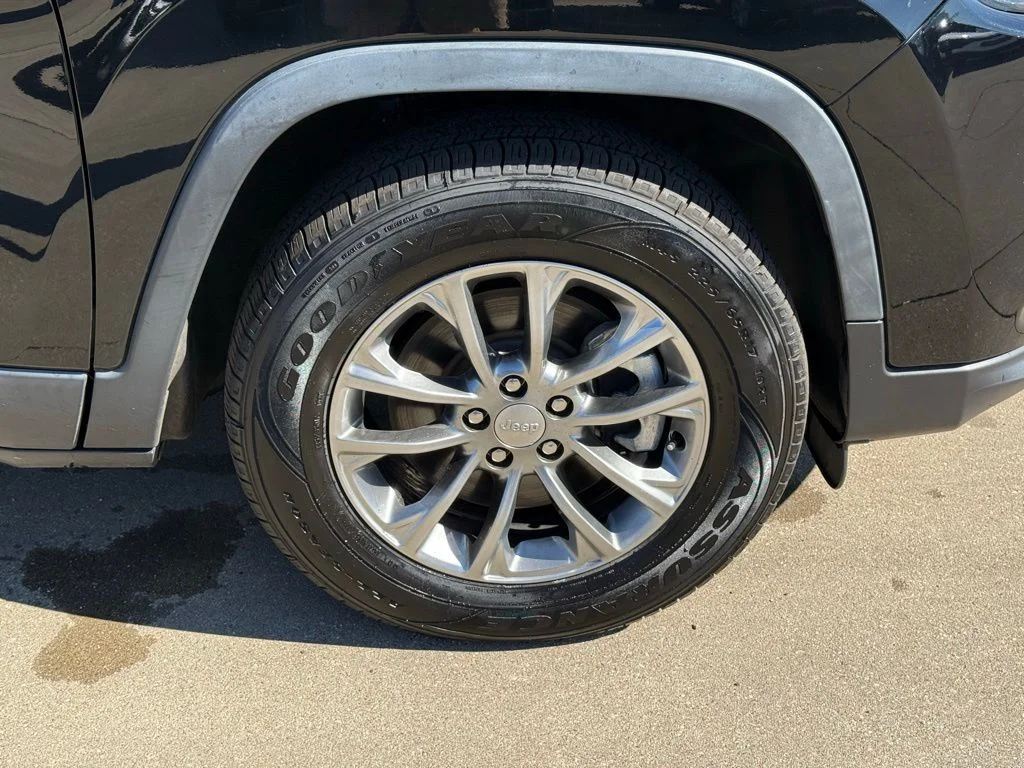 Used 2021 Black Jeep Latitude Lux image 9