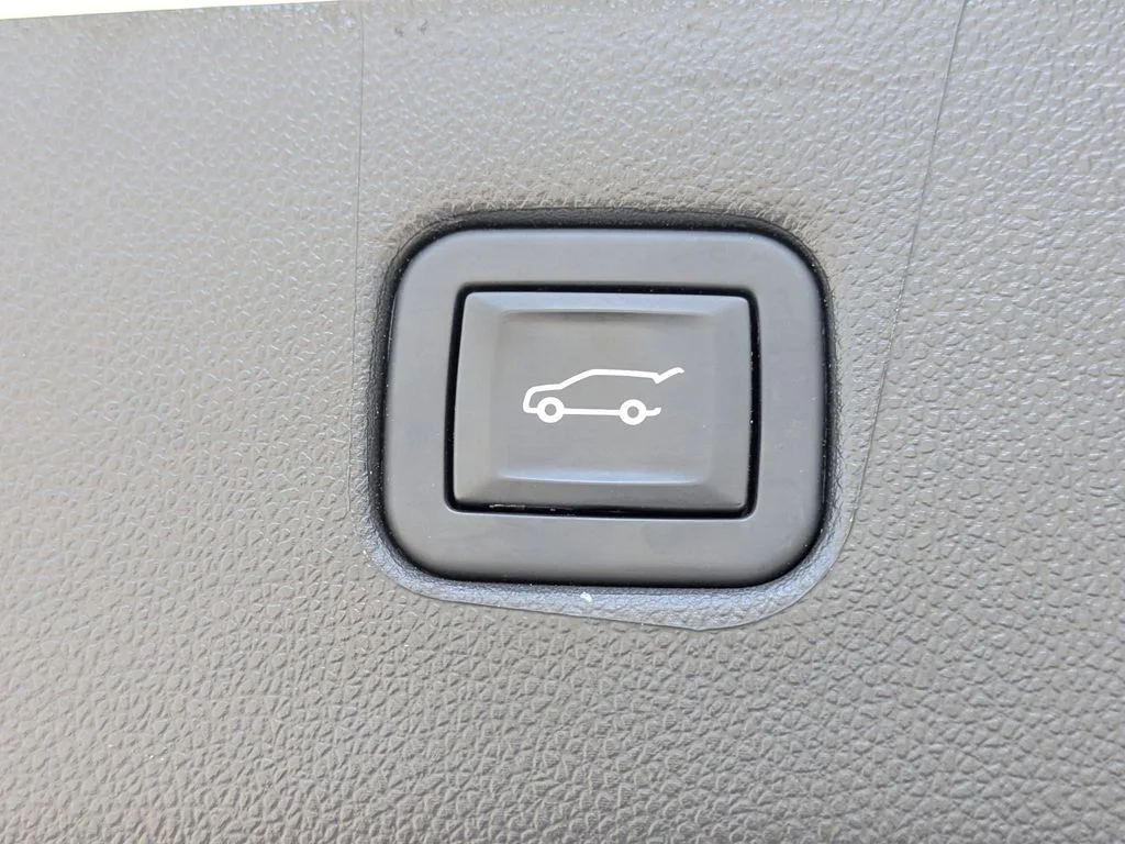 Used 2022 White Chevrolet LT image 14