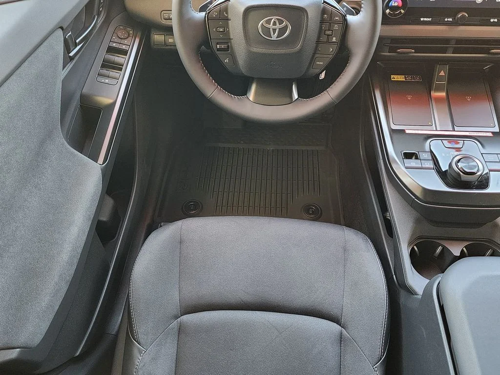 New 2026 Wind Chill Pearl with Midnight Black Metallic roof <sup>1</sup> Toyota  XSE image 7