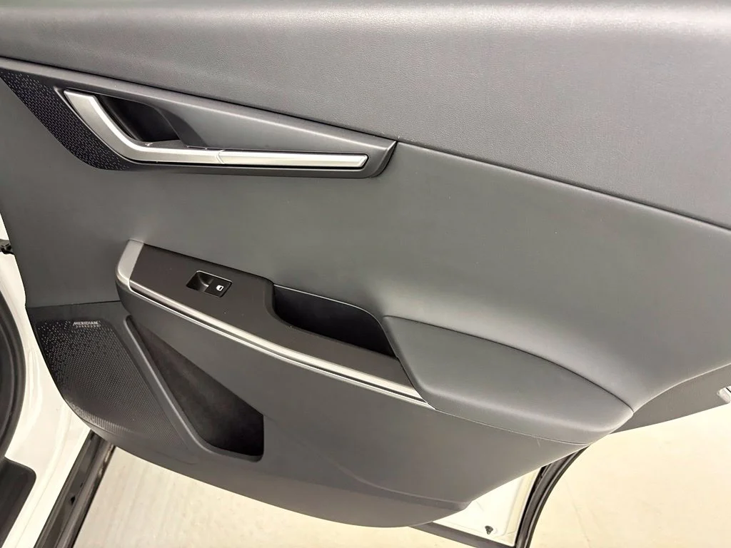 Used 2022 White Kia Wind image 40