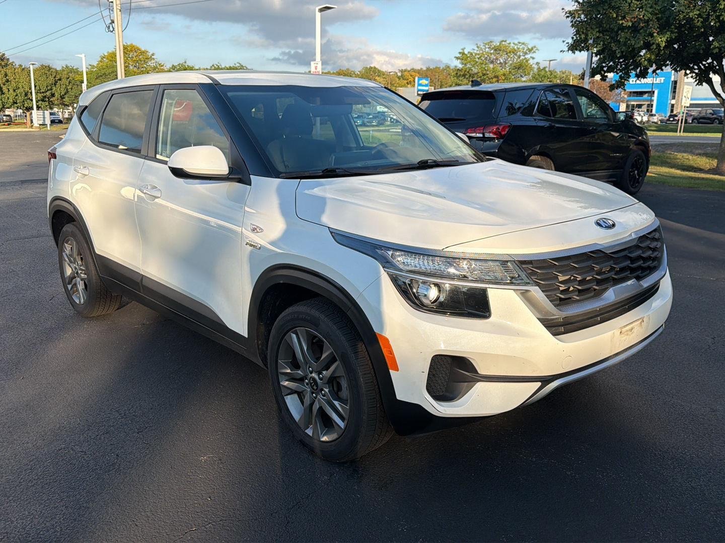 Used 2021 Snow White Pearl Kia LX image 3