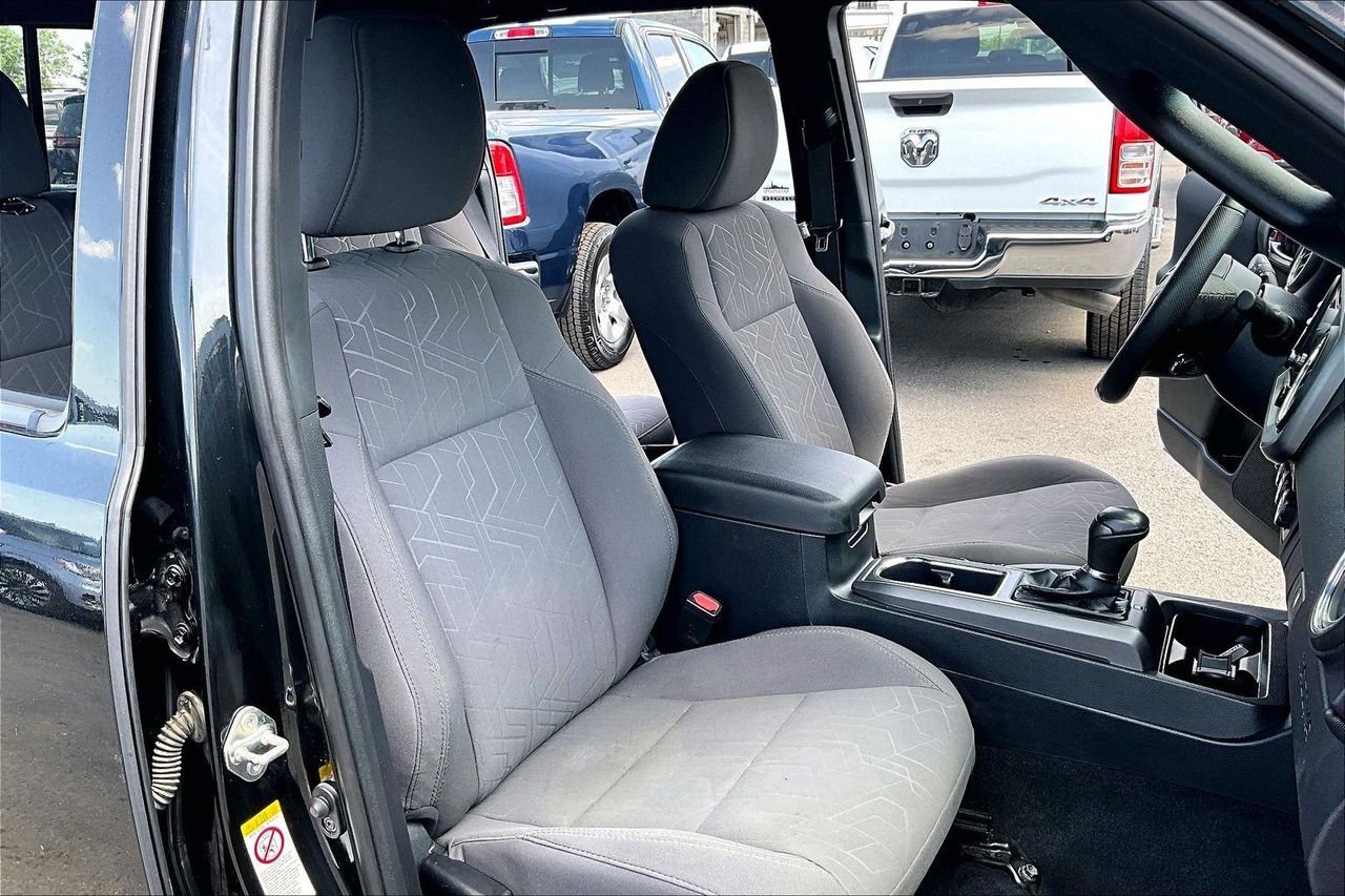 Used 2018 Midnight Black Metallic Toyota SR5 image 30