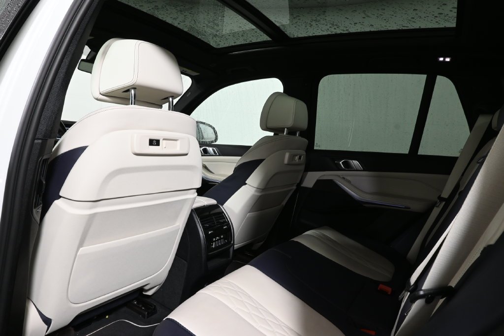 Used 2022 White BMW xDrive40i image 7