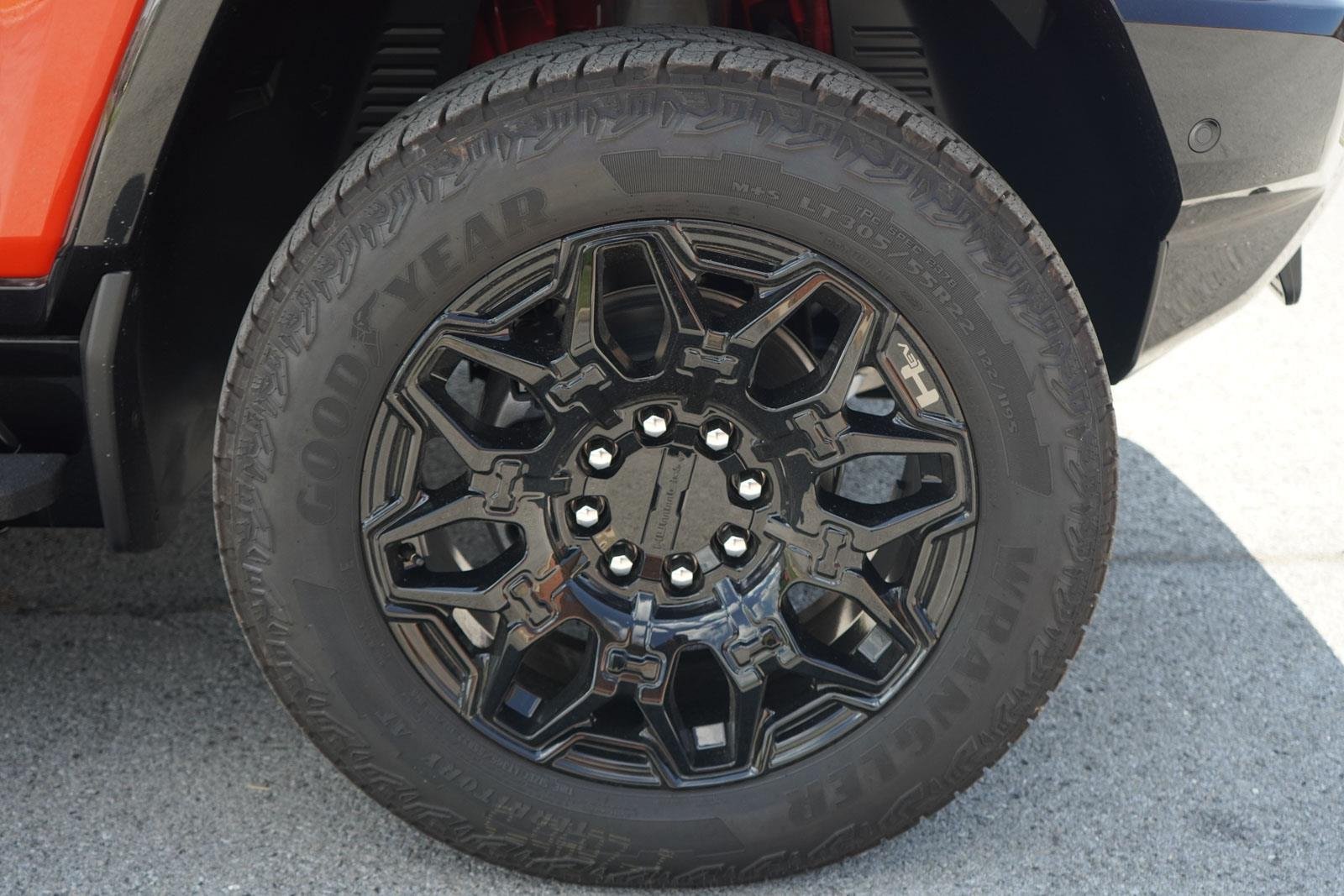 New 2025 Solar Orange GMC 2X image 14