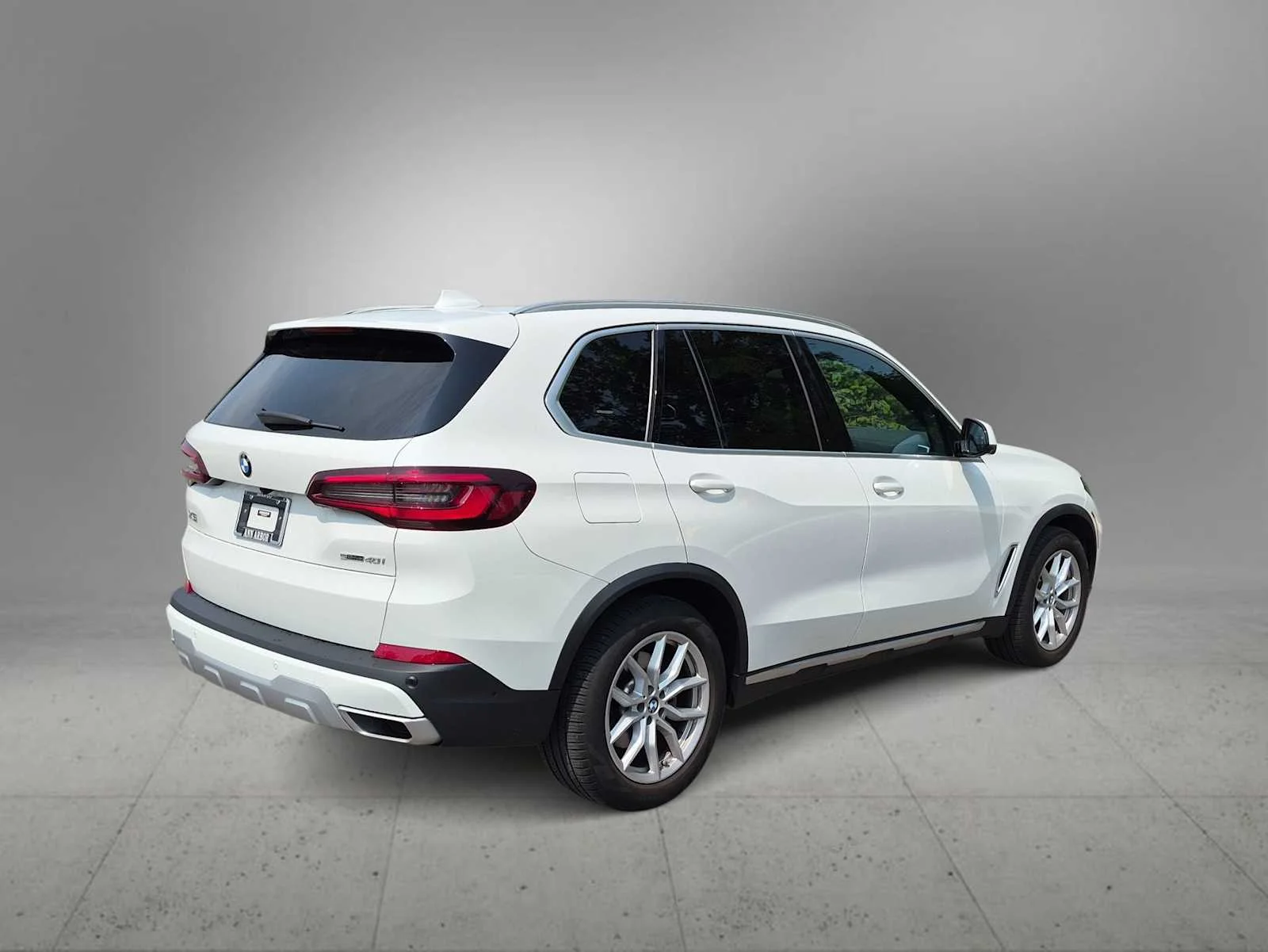 Used 2022 Alpine White BMW sDrive40i image 8
