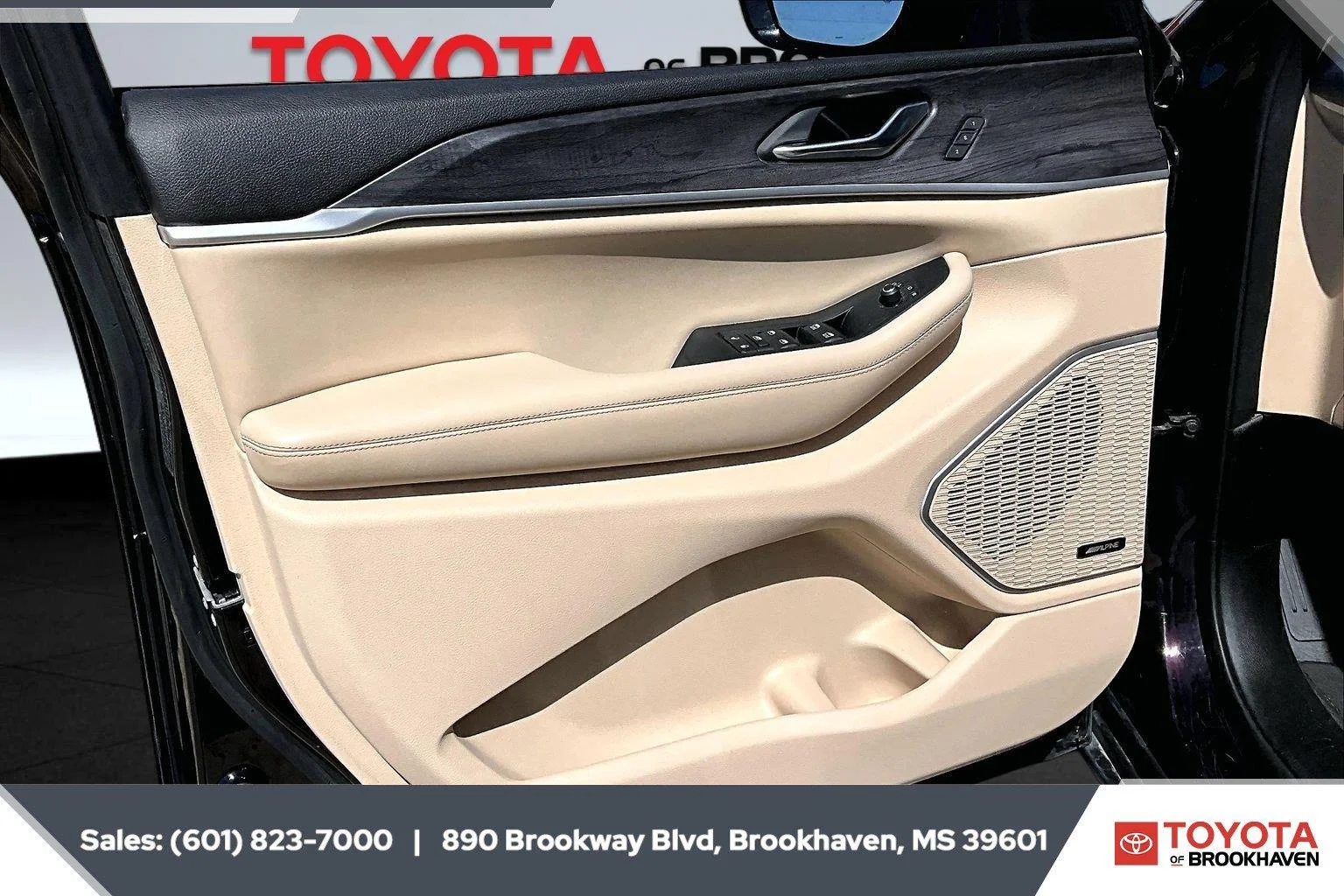 Used 2023 Diamond Black Crystal Pearlcoat Jeep Limited image 17