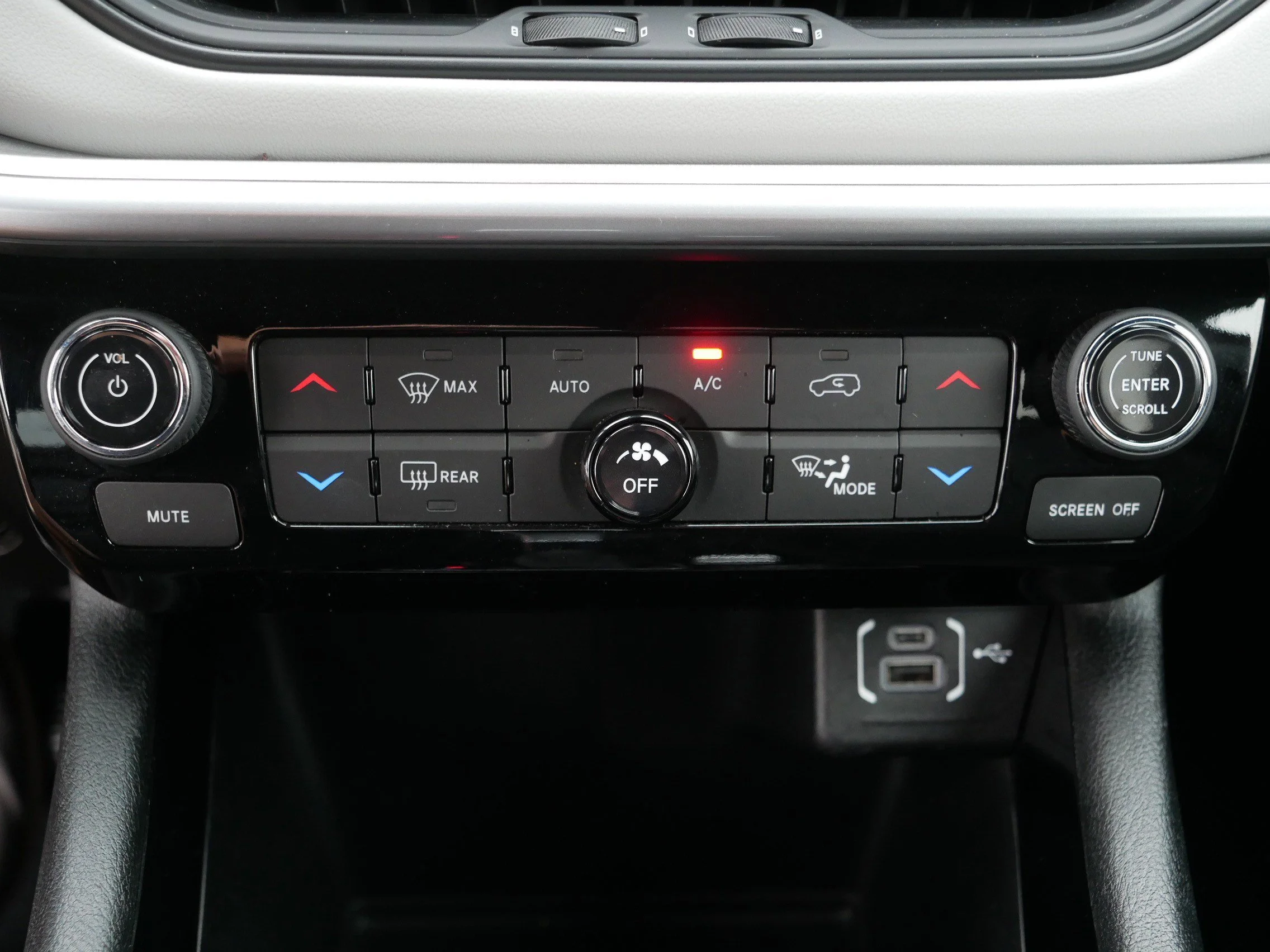 Used 2025 Red Hot Pearlcoat Jeep Limited image 23