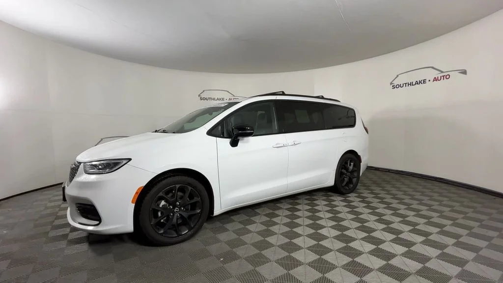 Used 2025 White Chrysler Limited image 6