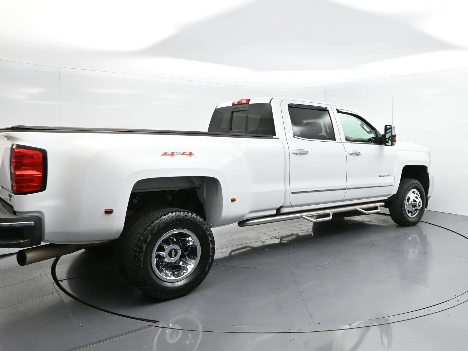 Used 2018 SUMMIT WHITE Chevrolet LTZ image 7