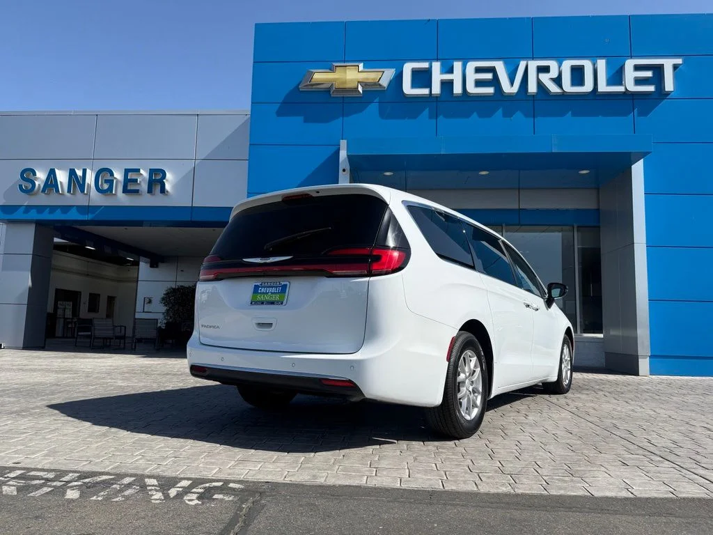 Used 2025 White Chrysler Select image 8