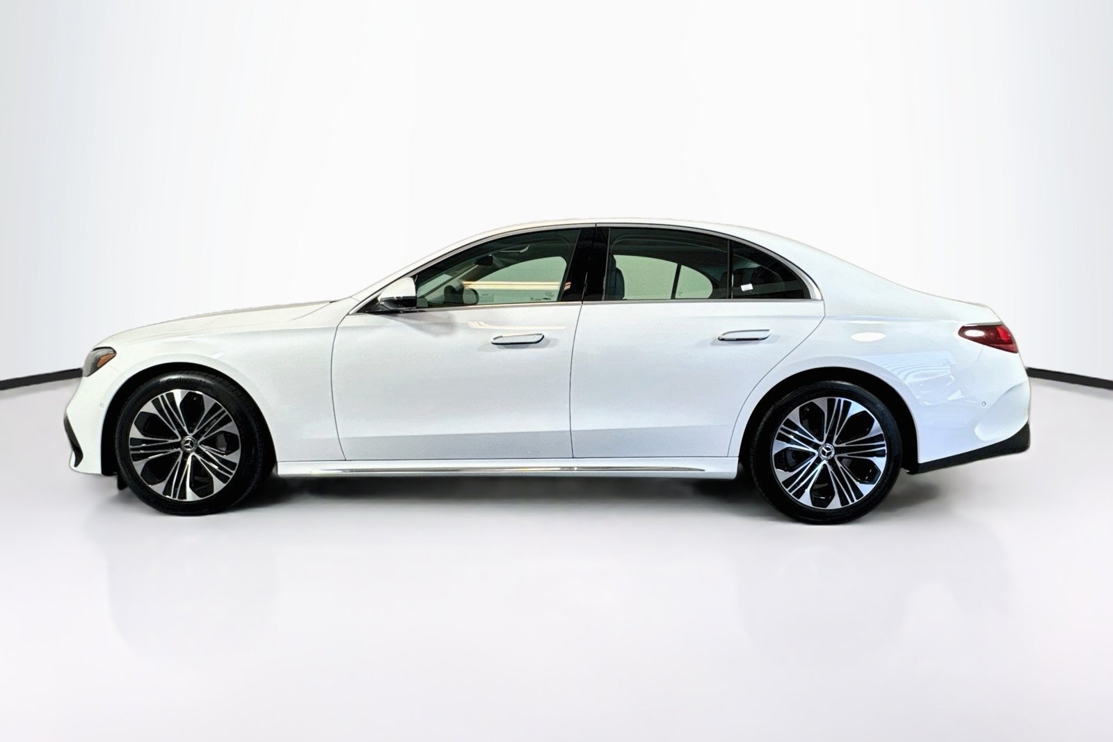 New 2026 MANUFAKTUR Moonlight White Metallic Mercedes-Benz E 350 image 8