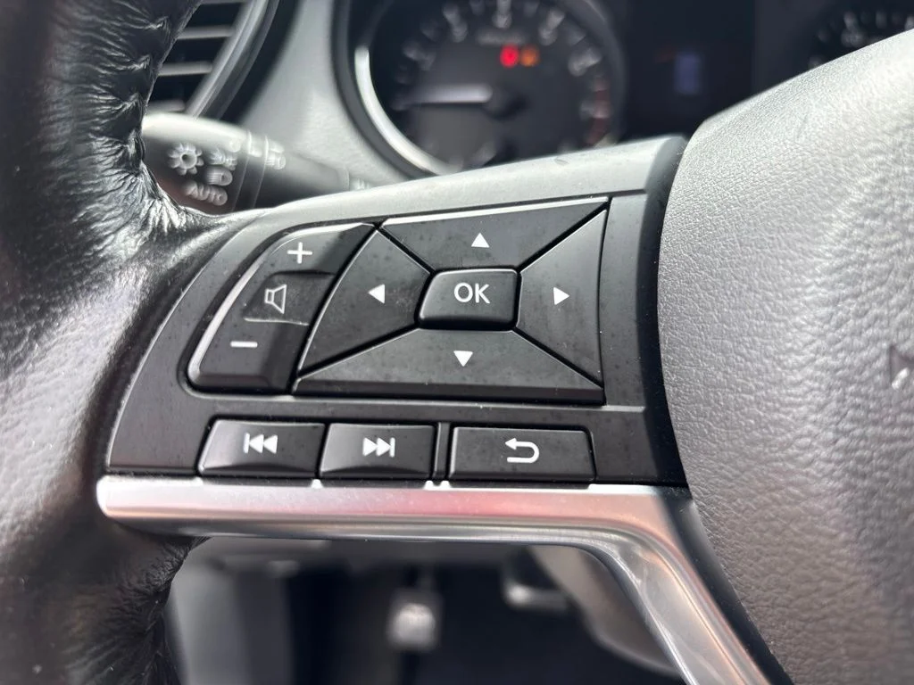 Used 2018 White Nissan SL image 22