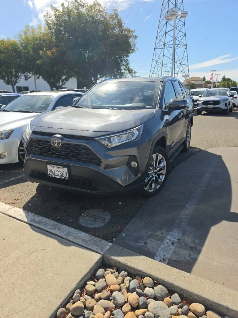 Used 2020 Gray Toyota XLE Premium image 13