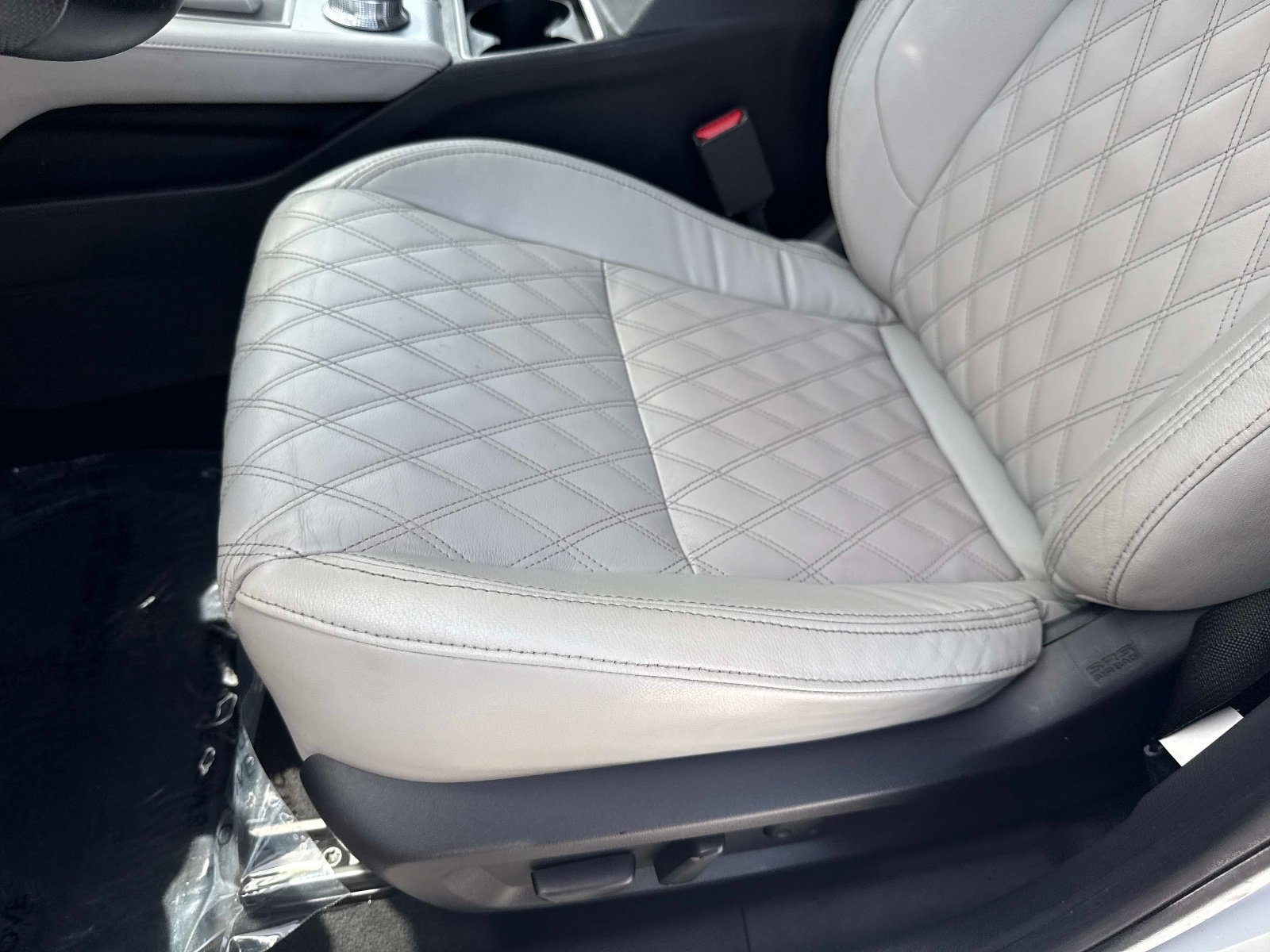 Used 2023 White Diamond Pearl Mitsubishi SEL image 21