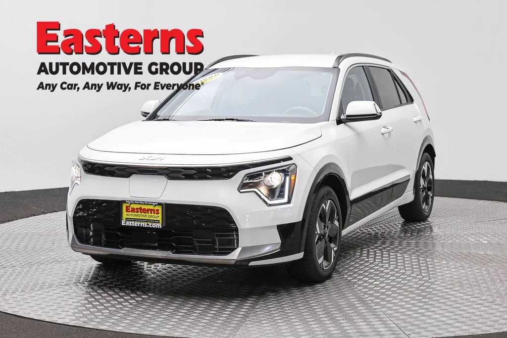 Used 2023 White Kia Wind image 1