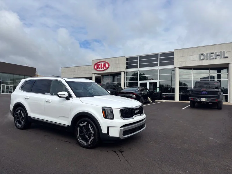Used 2023 White Kia EX image 4